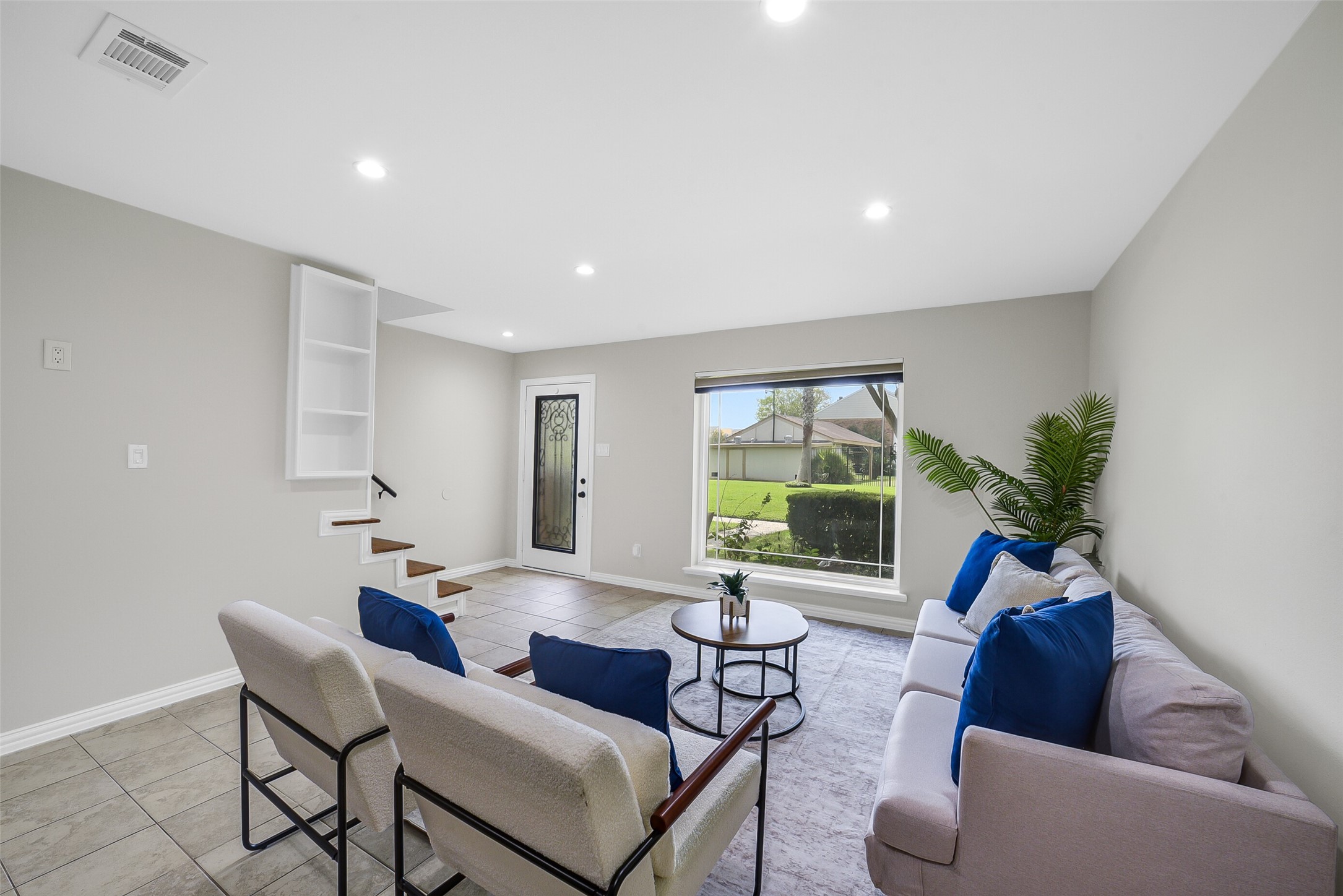 6531 Wanda Lane Houston, TX 77074 - Photo 6 of 29 a living room with furniture and a potted plant