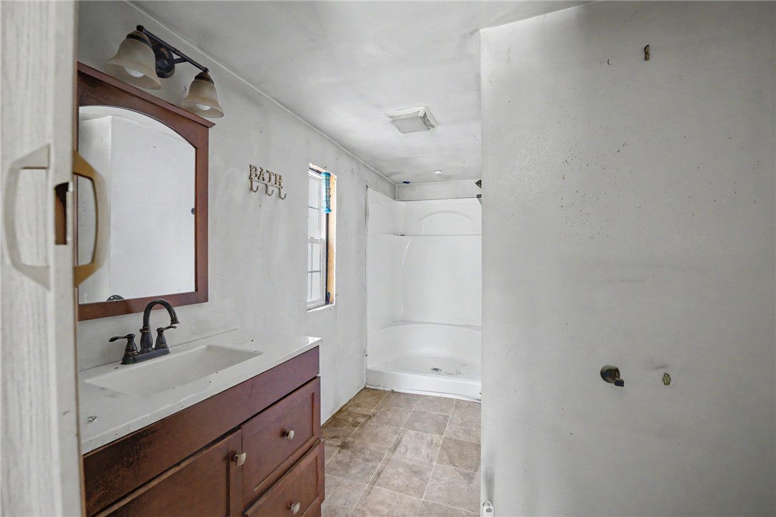 266 Ledford Farm Road Fair Play, SC 29643 - Photo 25 of 34 Functional full bathroom with a practical vanity and shower-tub combination.