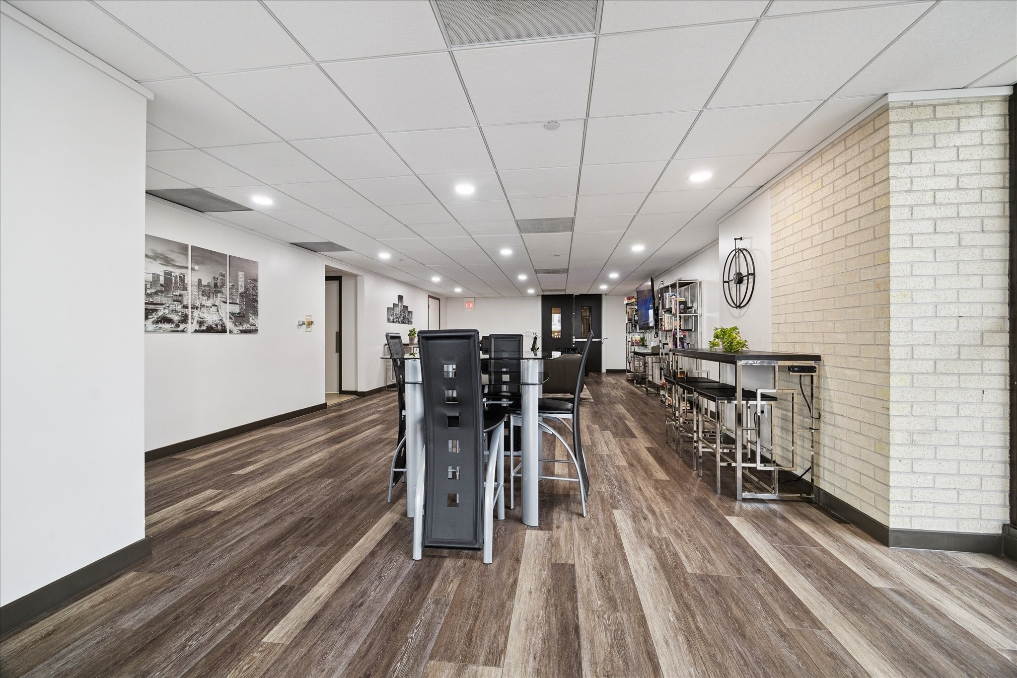 2016 Main Street, Unit 2417 Houston, TX 77002 - Photo 25 of 40 a view of a room with wooden floor