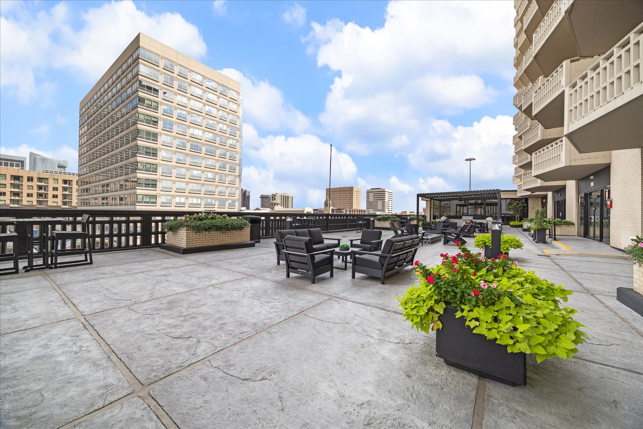 2016 Main Street, Unit 2417 Houston, TX 77002 - Photo 34 of 40 a view of a patio with sitting area