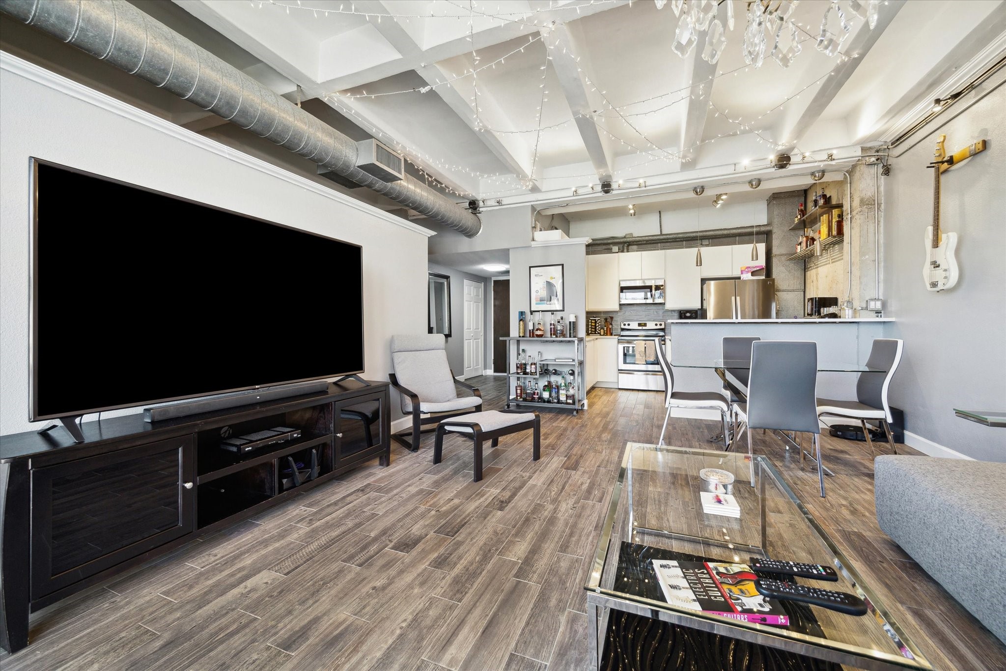 2016 Main Street, Unit 2417 Houston, TX 77002 - Photo 5 of 40 a living room with furniture and a flat screen tv