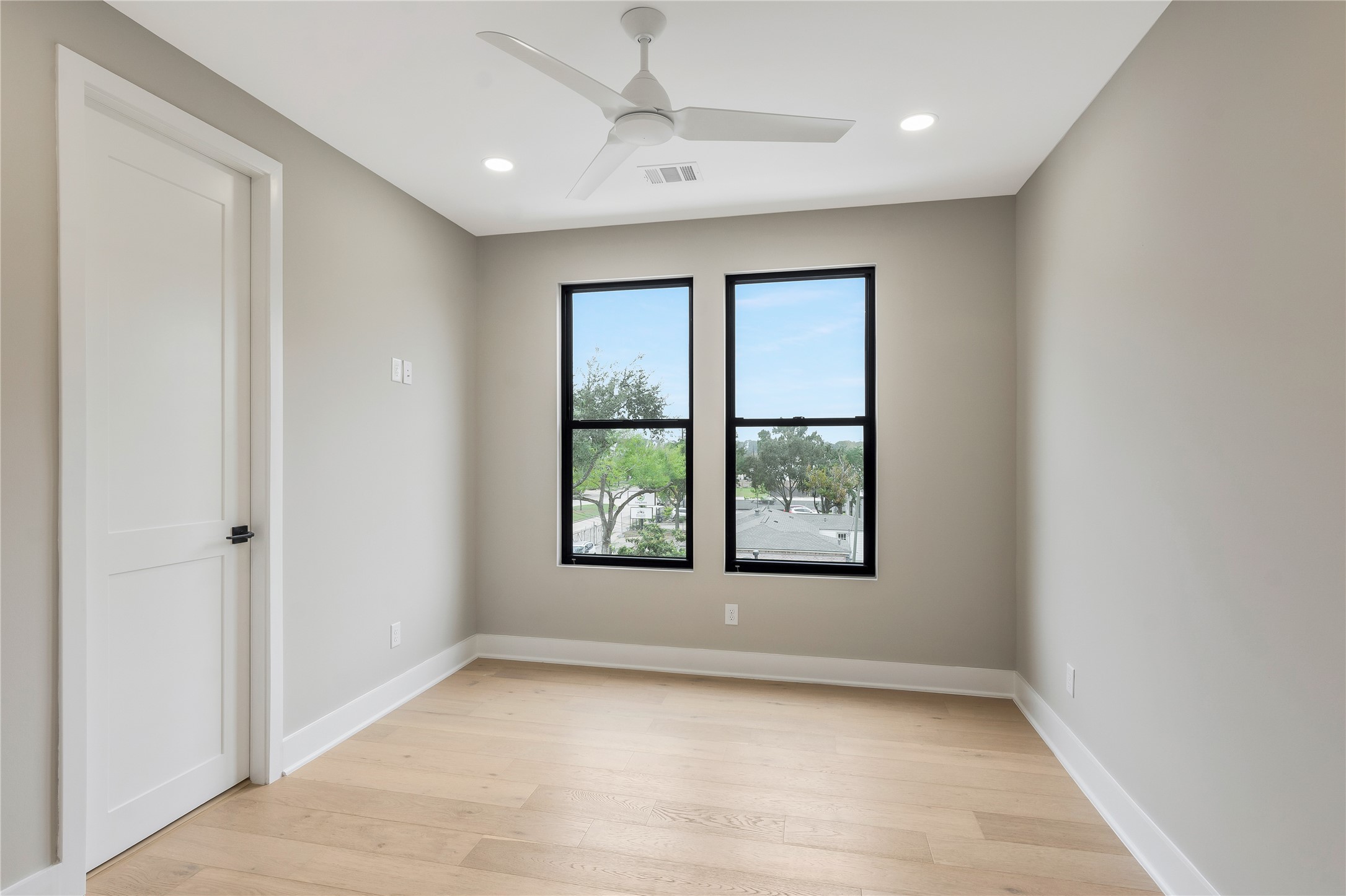 2239 Blalock Road Houston, TX 77080 - Photo 28 of 33 an empty room with windows and closet