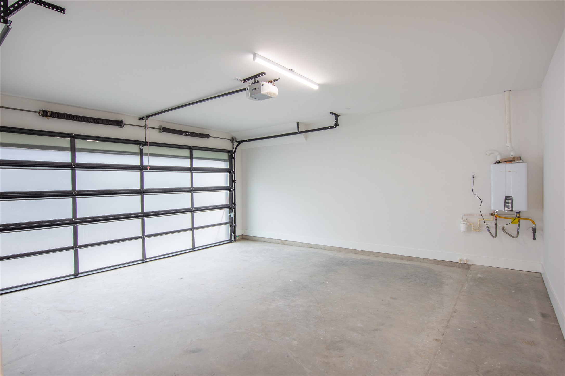 2239 Blalock Road Houston, TX 77080 - Photo 32 of 33 a view of a garage