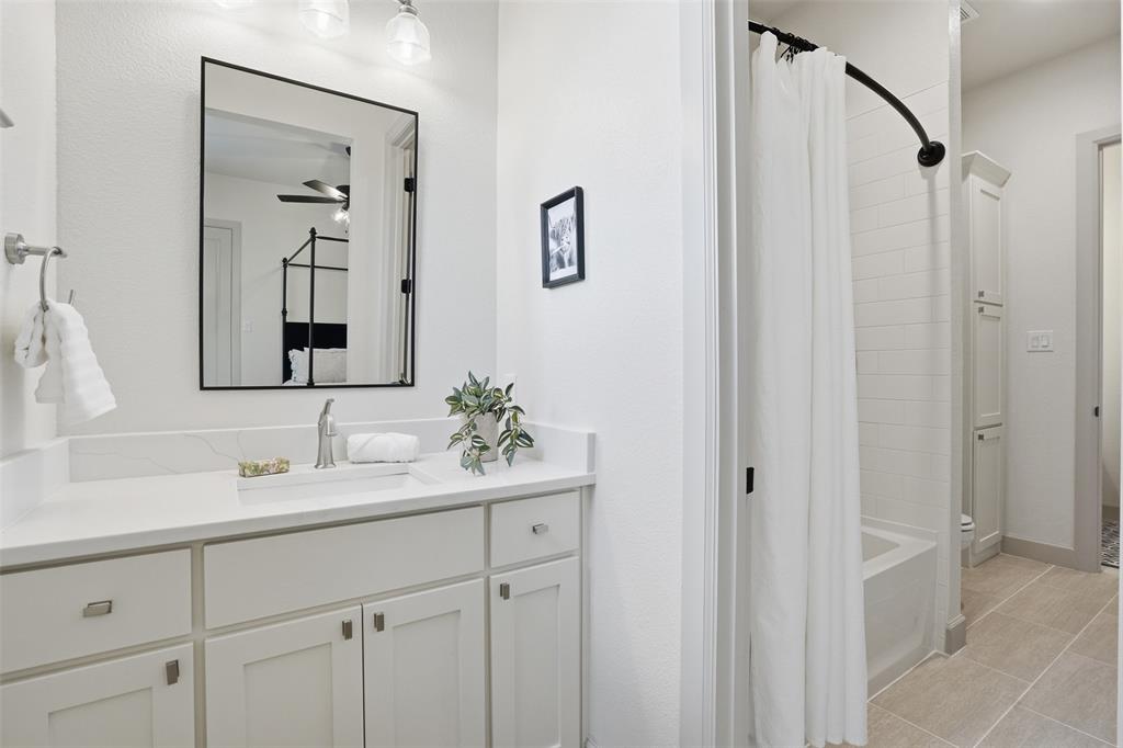 220 Greene Road Weatherford, TX 76087 - Photo 31 of 39 Jack and Jill Bath