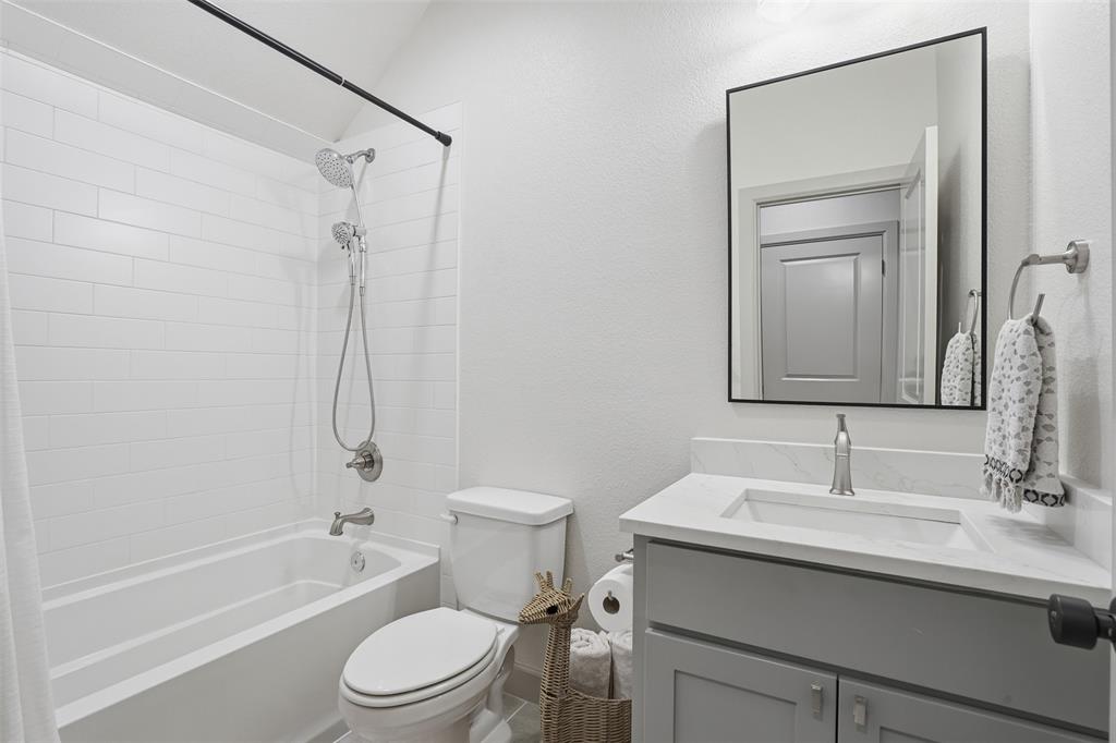 220 Greene Road Weatherford, TX 76087 - Photo 34 of 39 Upstairs bathroom