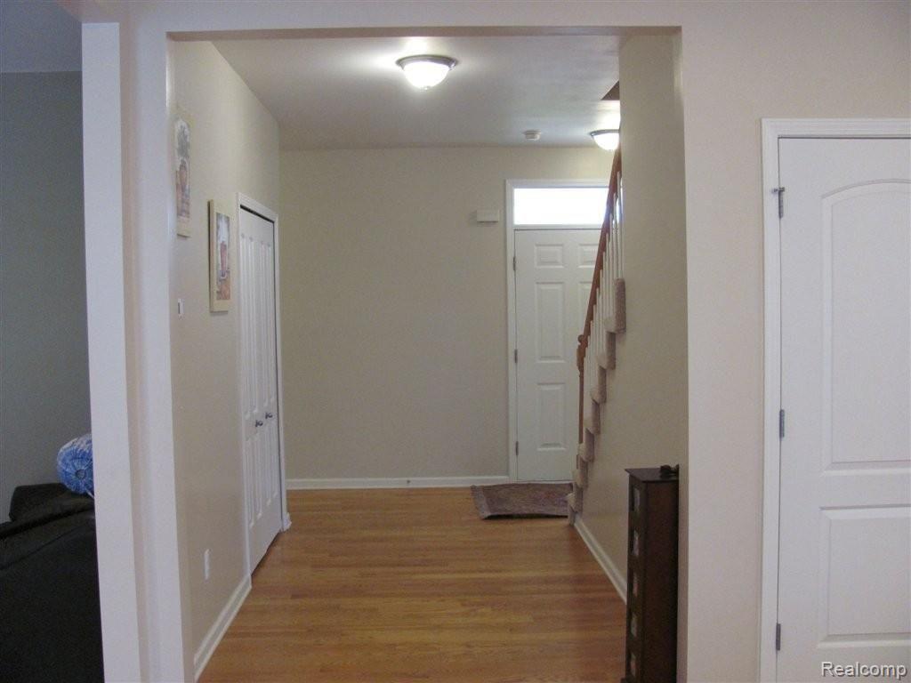 2733 Eastern Avenue Rochester, MI 48307 - Photo 13 of 25 Great size front foyer & hall