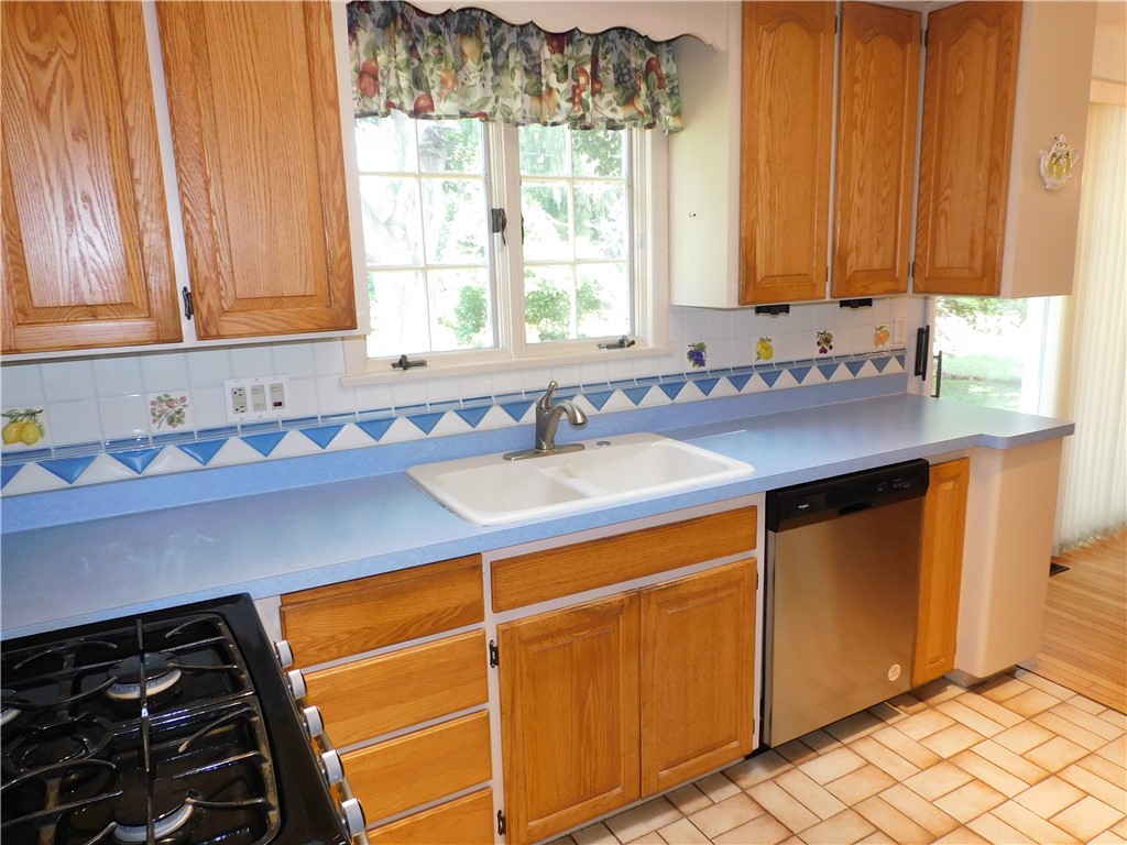 30 Deville Drive Greece, NY 14612 - Photo 7 of 46