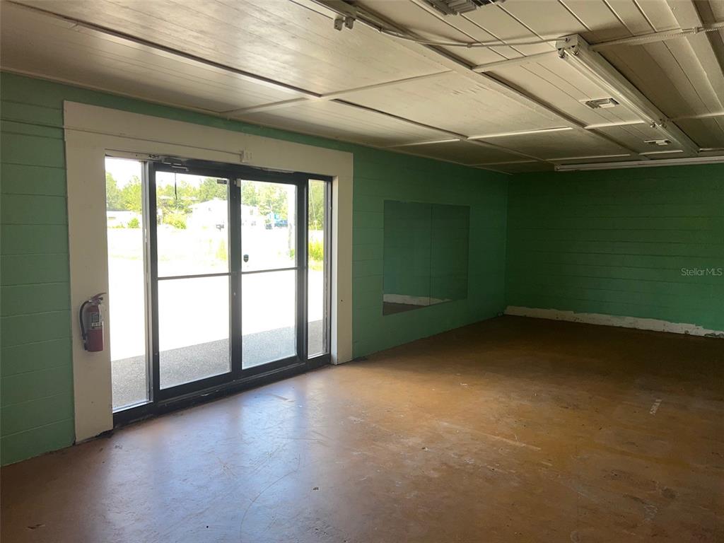 19997 Southeast Hawthorne Road Hawthorne, FL 32640 - Photo 3 of 14 a view of a livingroom with an empty space and a window