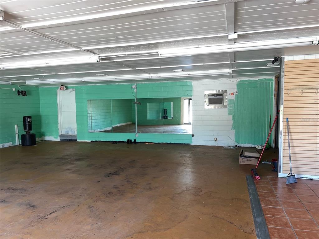 19997 Southeast Hawthorne Road Hawthorne, FL 32640 - Photo 7 of 14 a view of a garage