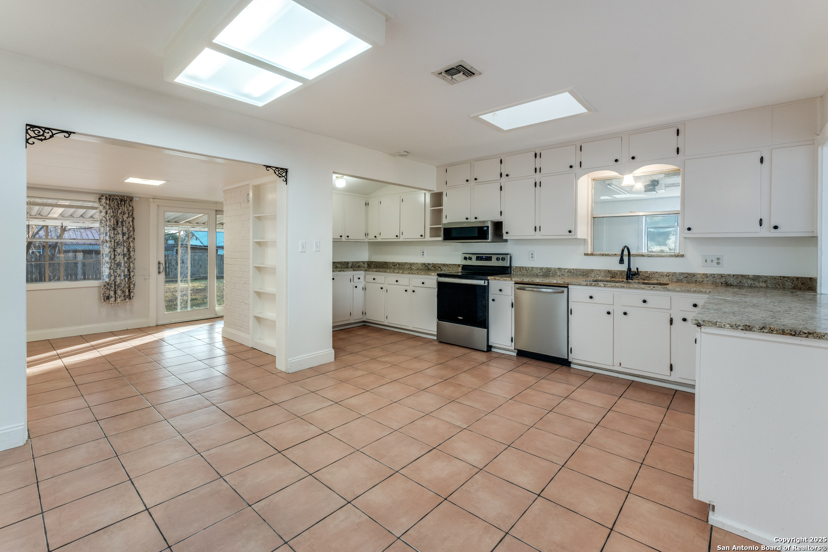 1005 East Blanco Road Boerne, TX 78006 - Photo 9 of 38