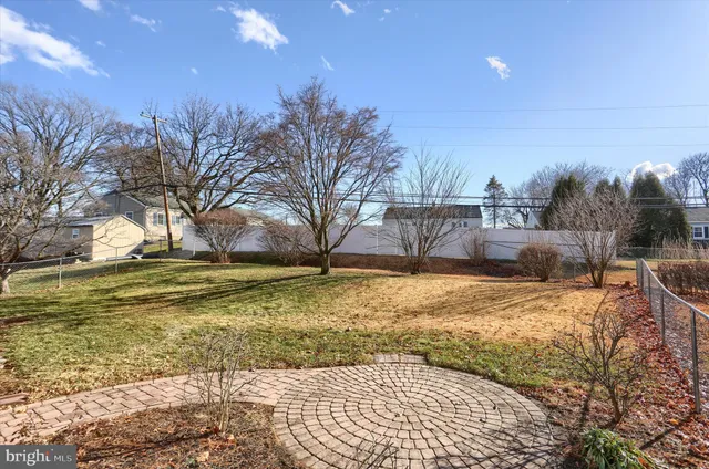 a view of a yard with a house