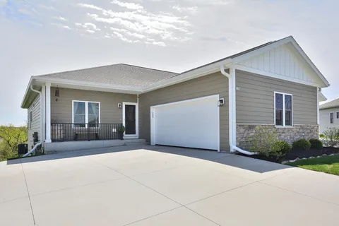 $450,000 | 1358 Scenic Pointe Court, Hartford, WI 53027