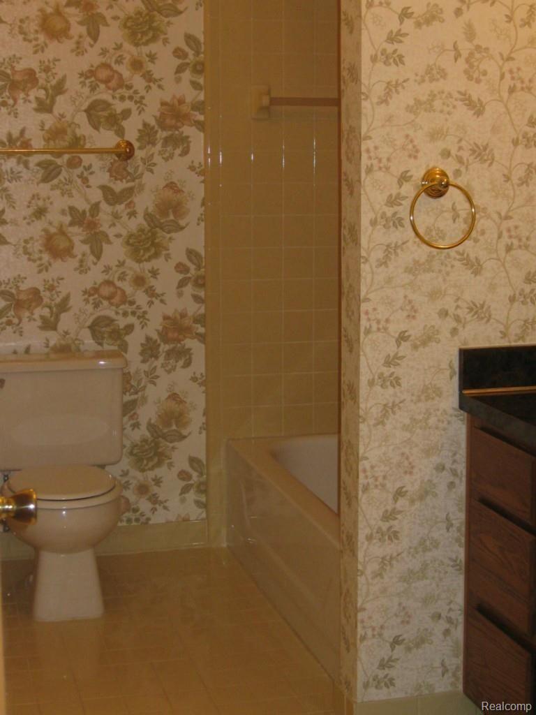 519 Tennyson, Unit 23 Rochester, MI 48307 - Photo 19 of 33 Master Bath.jpg