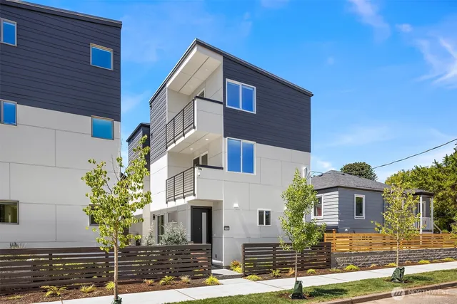 $999,950 | 6905 46th Avenue South, Seattle, WA 98118