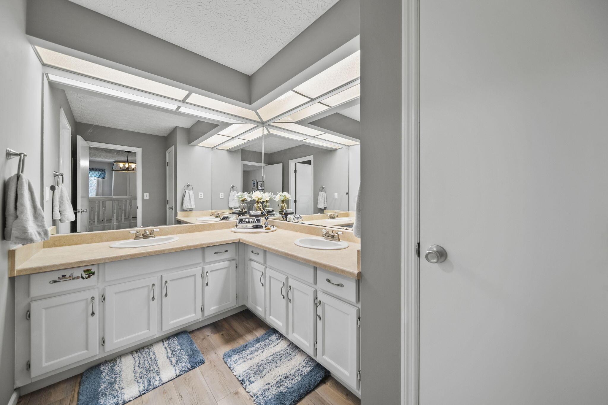5369 Roscommon Road Dublin, OH 43017 - Photo 22 of 36 Shared Bathroom