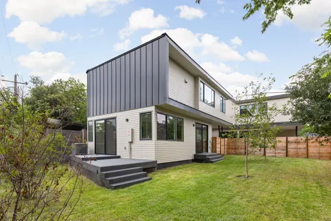 a view of a house with backyard and garden