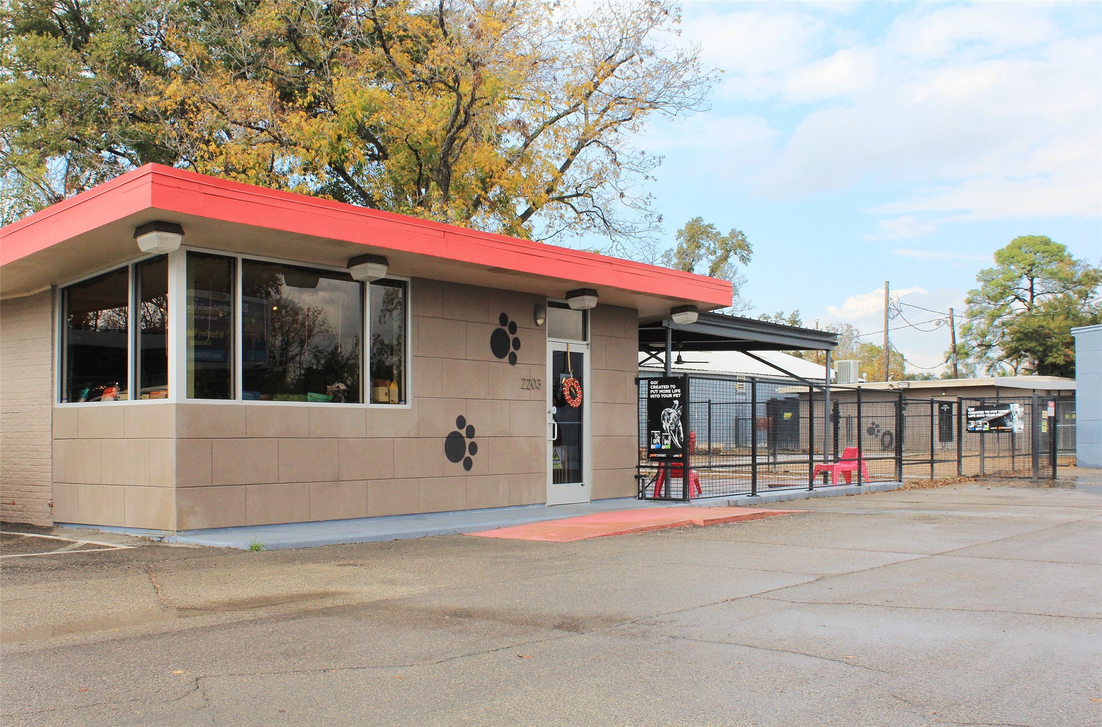 5749 Larkin Street Houston, TX 77007 - Photo 22 of 35 This is a local dog facility, located on the East side of the neighborhood.