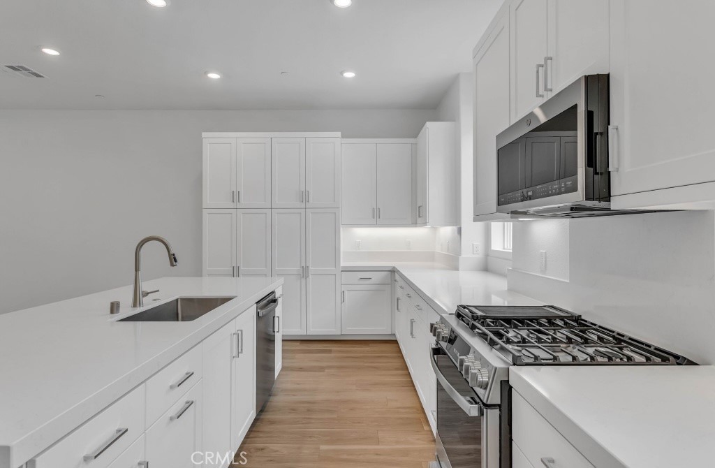 260 Sash Irvine, CA 92618 - Photo 4 of 14