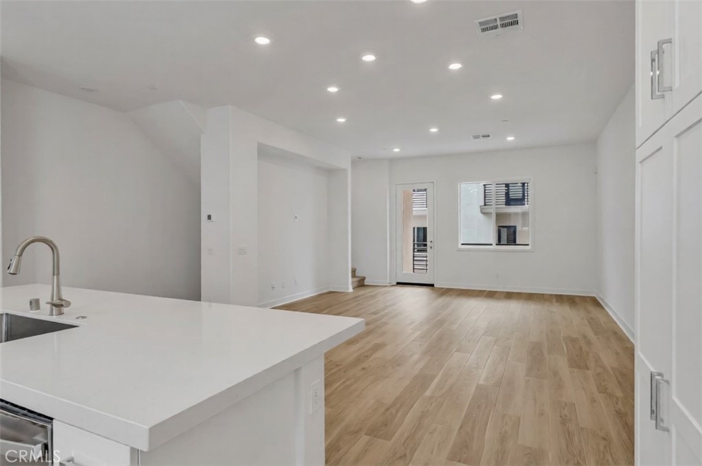 260 Sash Irvine, CA 92618 - Photo 6 of 14