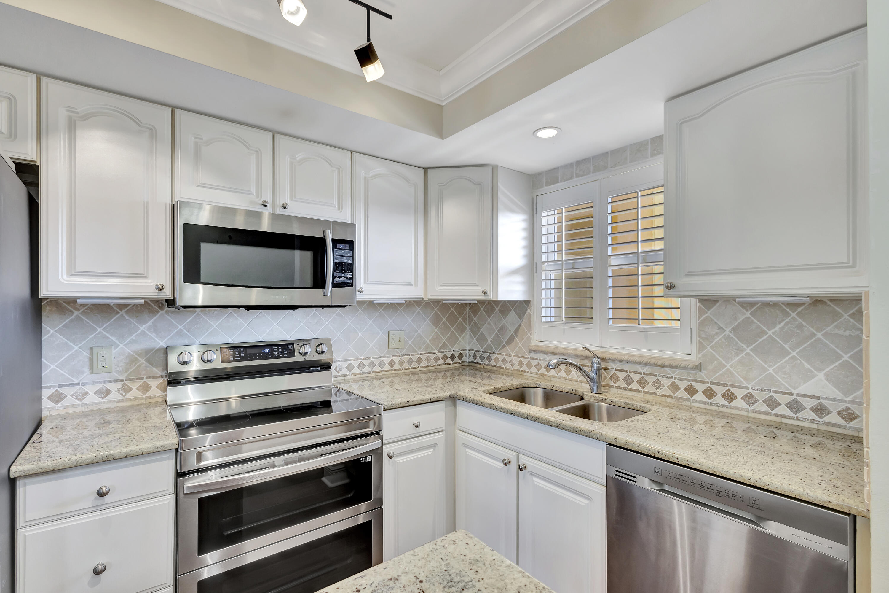 304 Golfview Road, Unit PH7 North Palm Beach, FL 33408 - Photo 5 of 48 Kitchen