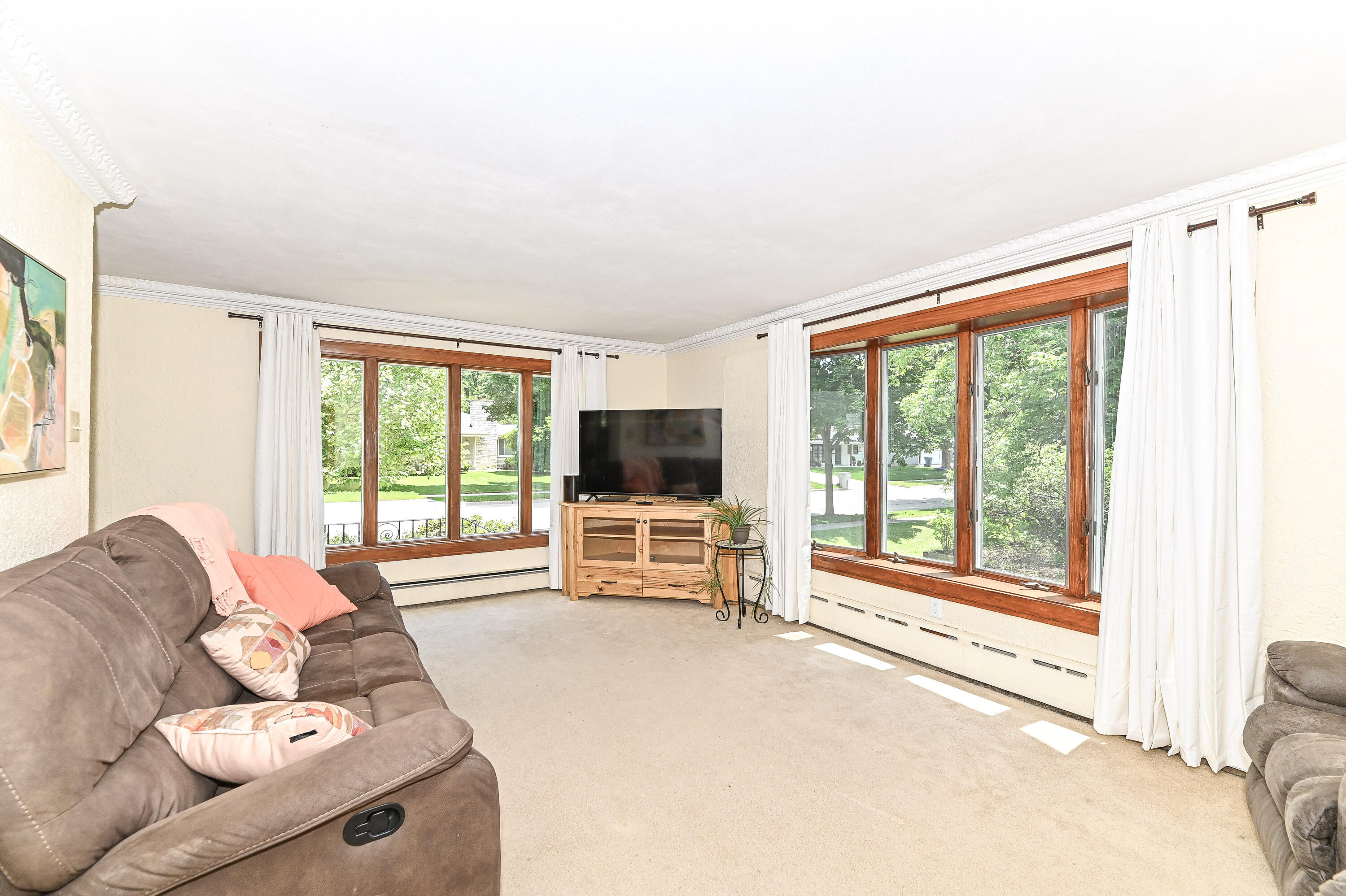 3445 South 96th Street Milwaukee, WI 53227 - Photo 12 of 52 Living Room