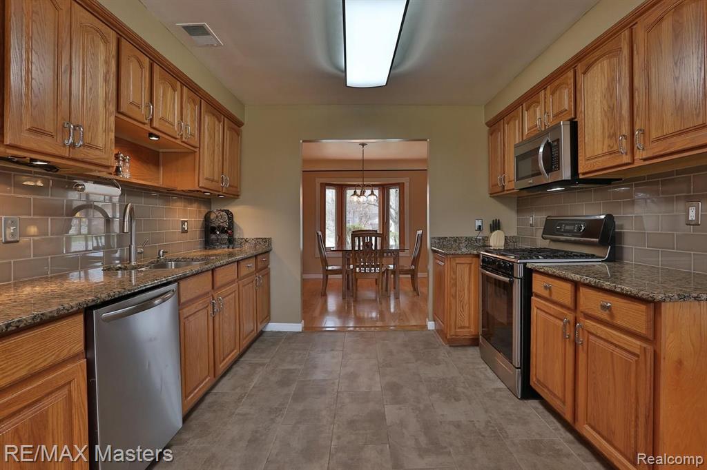 29850 Pointe Drive Gibraltar, MI 48173 - Photo 4 of 20