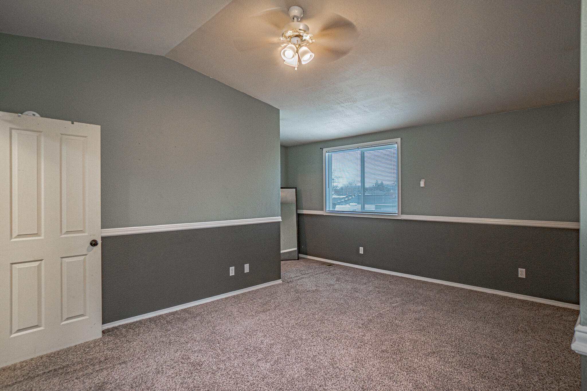 100 Princess Way Central Point, OR 97502 - Photo 29 of 68 Primary Suite with large walk in closet