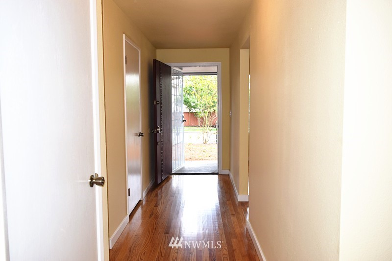 853 Hoquiam Avenue Northeast Renton, WA 98059 - Photo 3 of 22 Gallery Image 3
