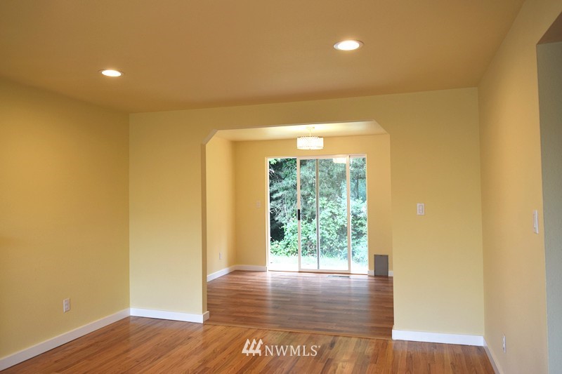 853 Hoquiam Avenue Northeast Renton, WA 98059 - Photo 4 of 22 Gallery Image 4