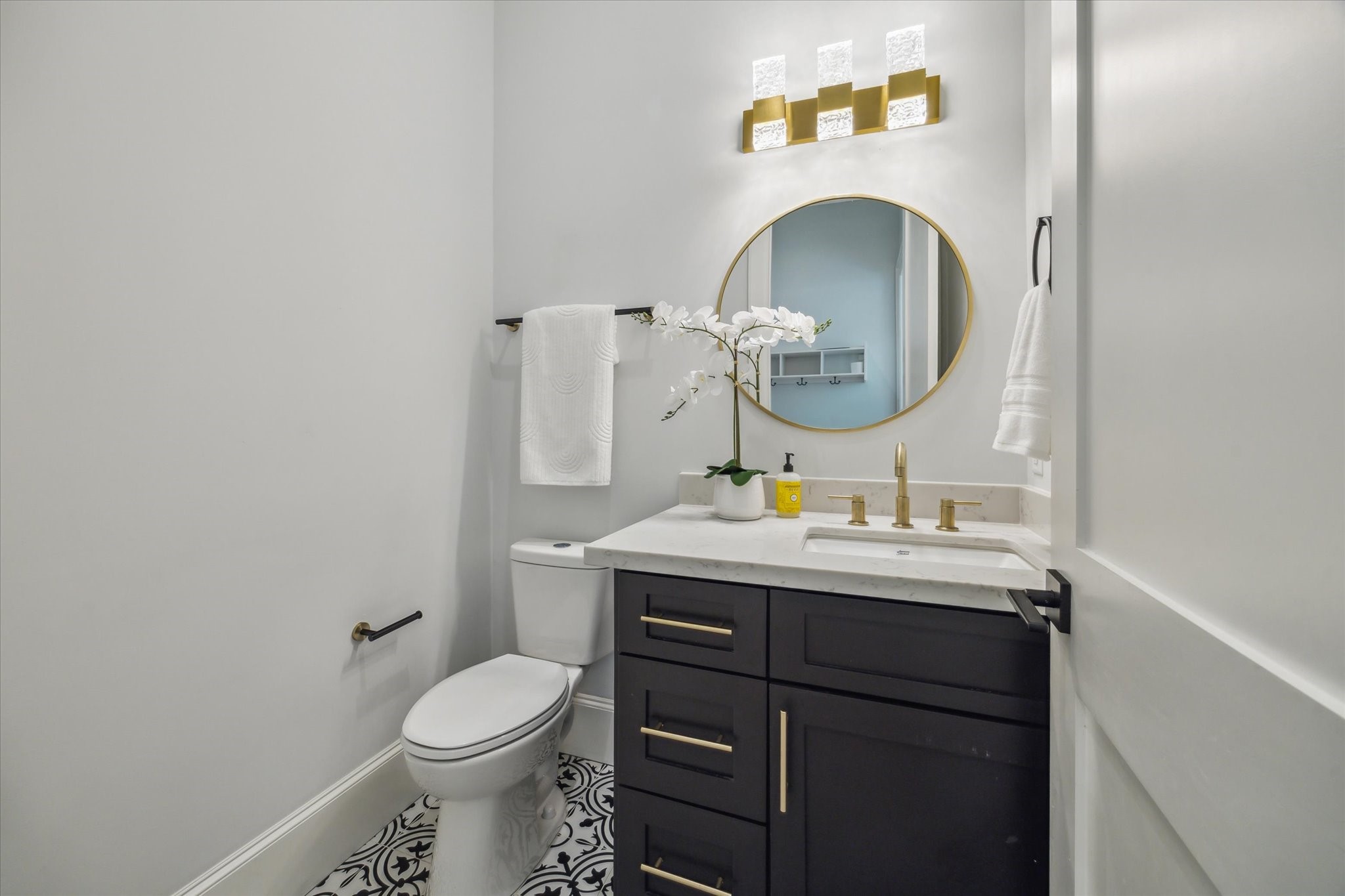2202 Hewitt Drive Houston, TX 77018 - Photo 18 of 39 Conveniently located off the mud room, the first-floor powder bath features sleek quartz countertops and stylish tile flooring that complements the home’s modern design.