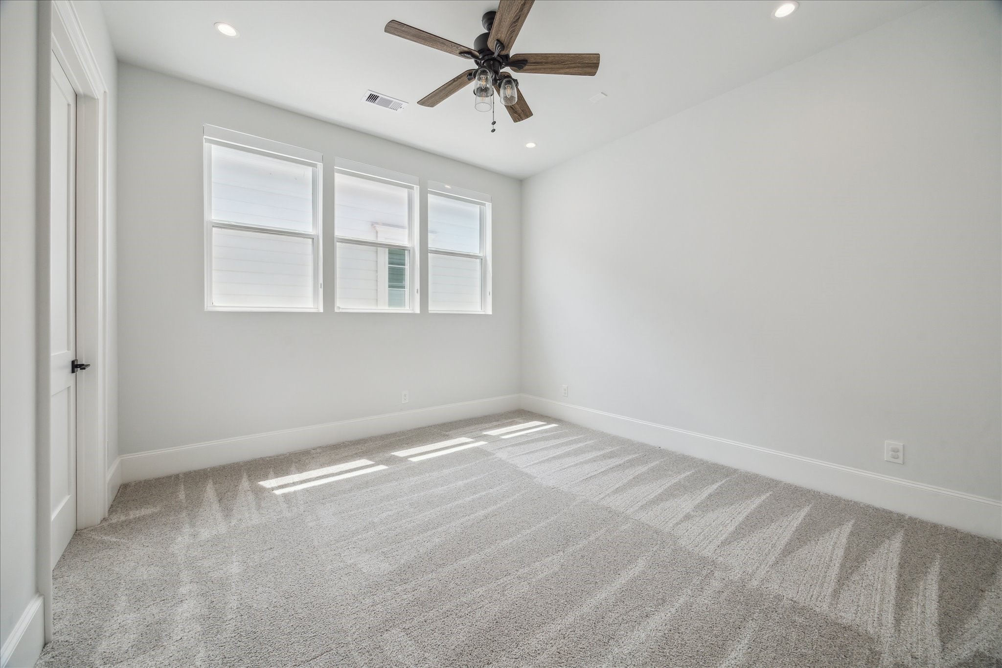 2202 Hewitt Drive Houston, TX 77018 - Photo 30 of 39 The second secondary bedroom includes a walk-in closet and shares the hallway bathroom with an adjacent room.