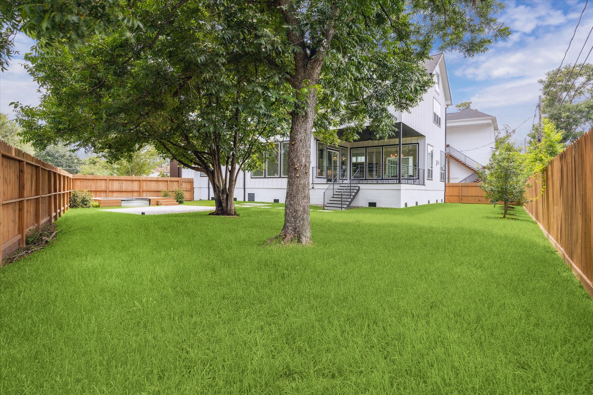 2202 Hewitt Drive Houston, TX 77018 - Photo 39 of 39 Generous grassy area – ideal for for play or pets.