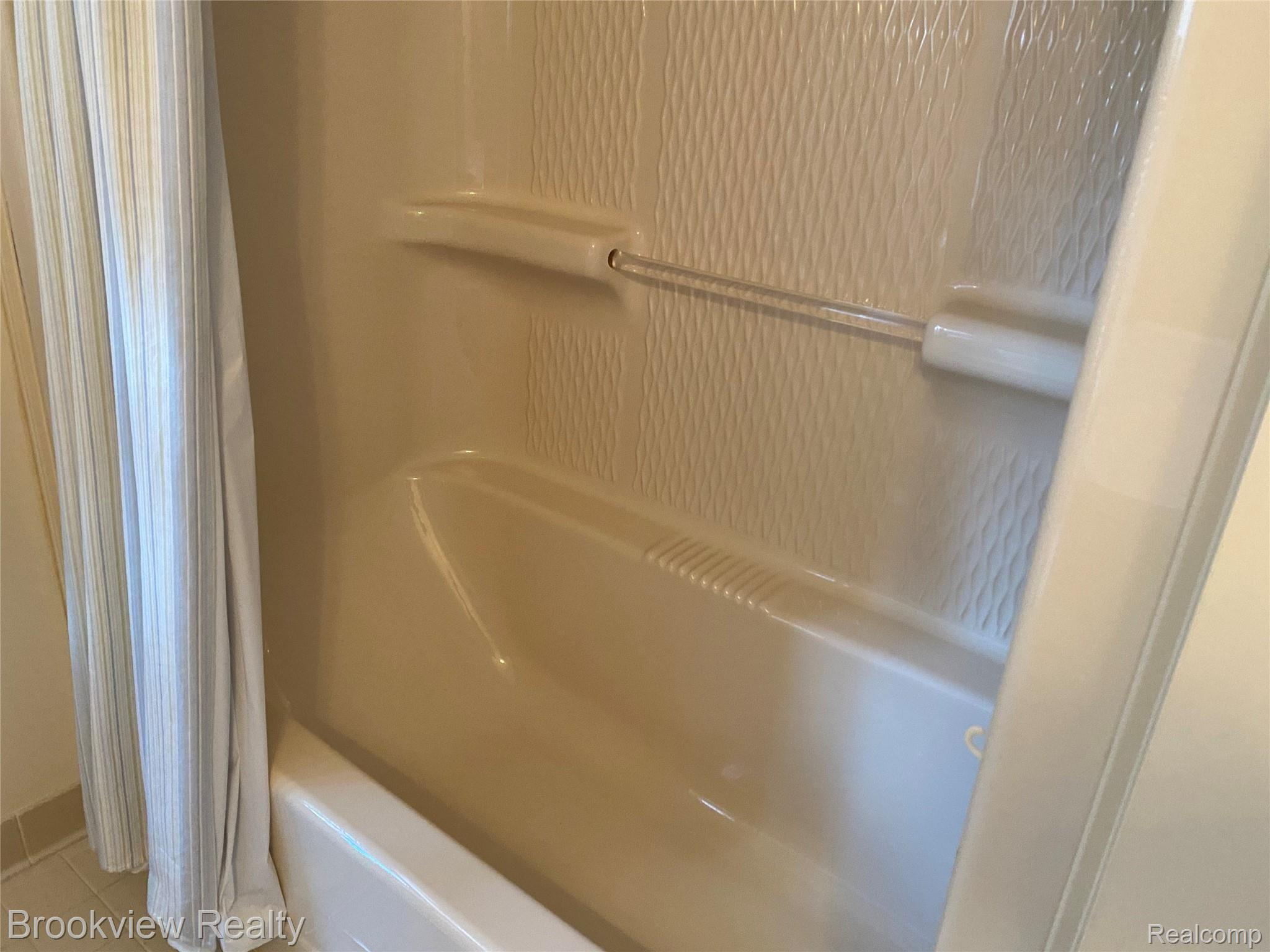 59480 Hayes Road Ray, MI 48096 - Photo 27 of 39 Main Bathroom