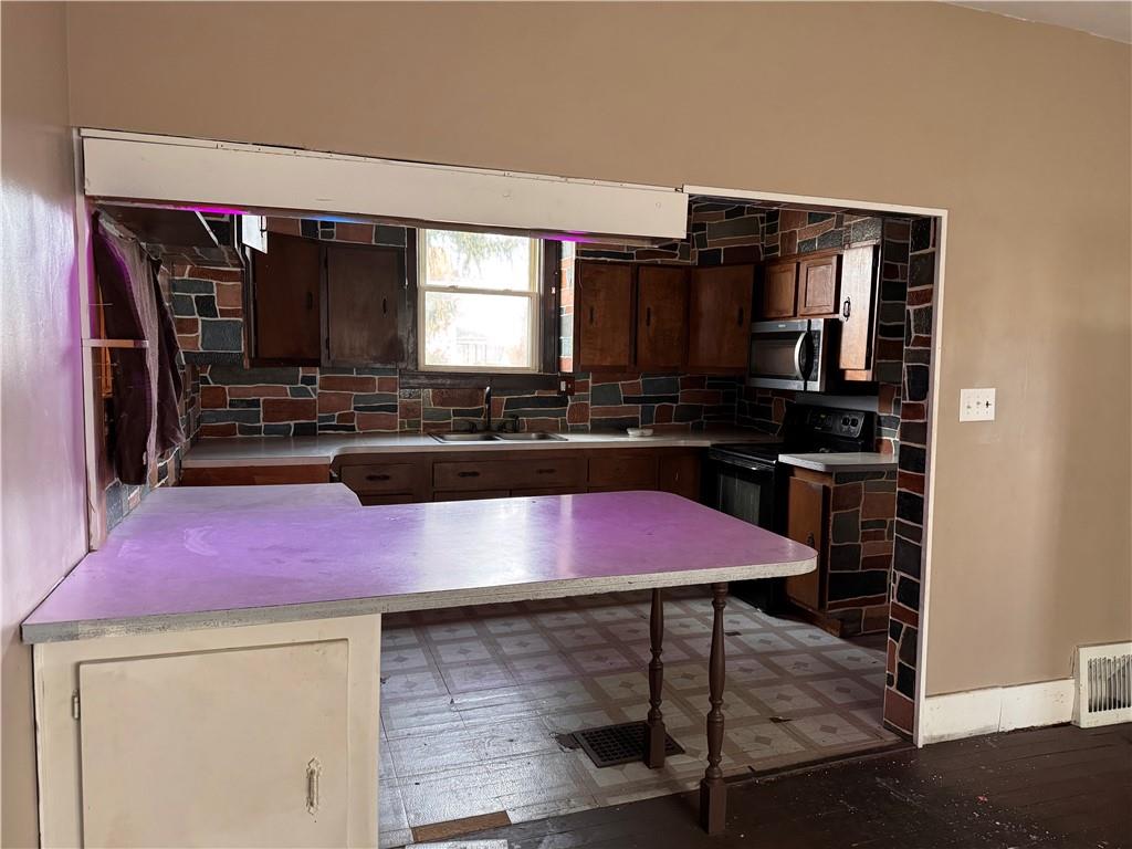 400 Emerson Avenue Farrell, PA 16121 - Photo 4 of 16