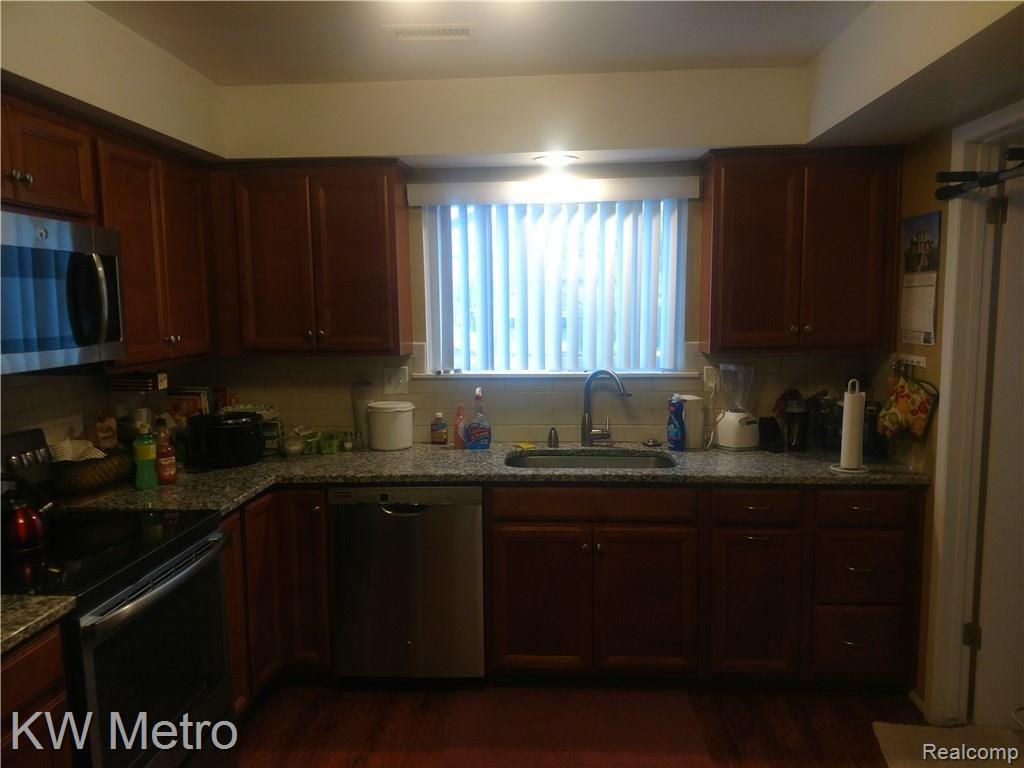 29682 Pine Ridge Circle Farmington Hills, MI 48331 - Photo 5 of 12