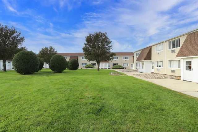 a view of an house with backyard and garden