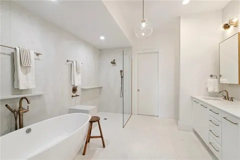 $2,000,000 | 840 Tchoupitoulas Street, Unit 312, New Orleans, LA 70130