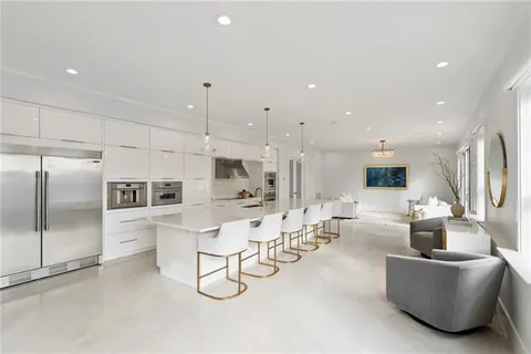 $2,000,000 | 840 Tchoupitoulas Street, Unit 312, New Orleans, LA 70130