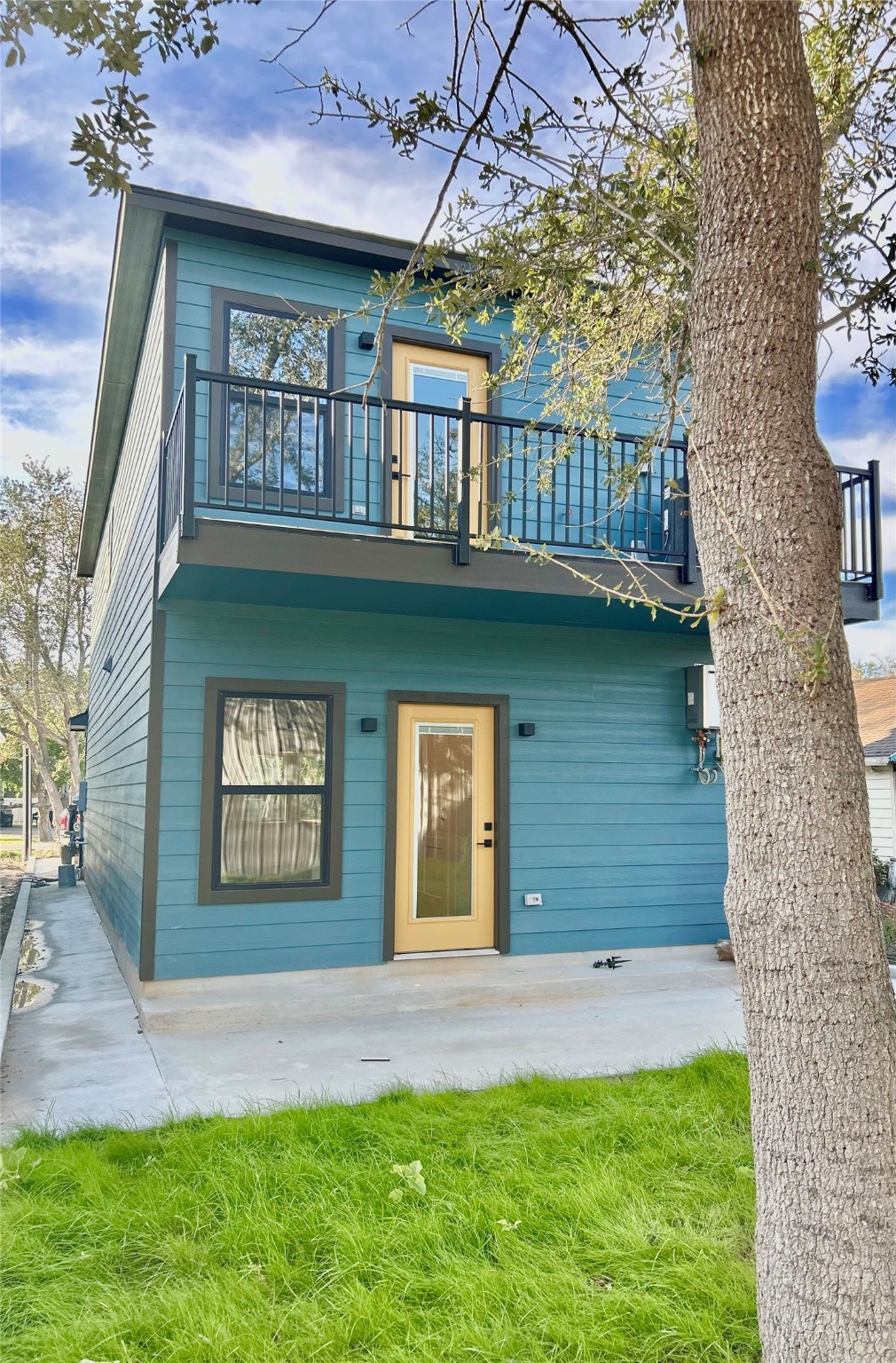 125 4th Street San Leon, TX 77539 - Photo 15 of 40 a front view of a house with a yard