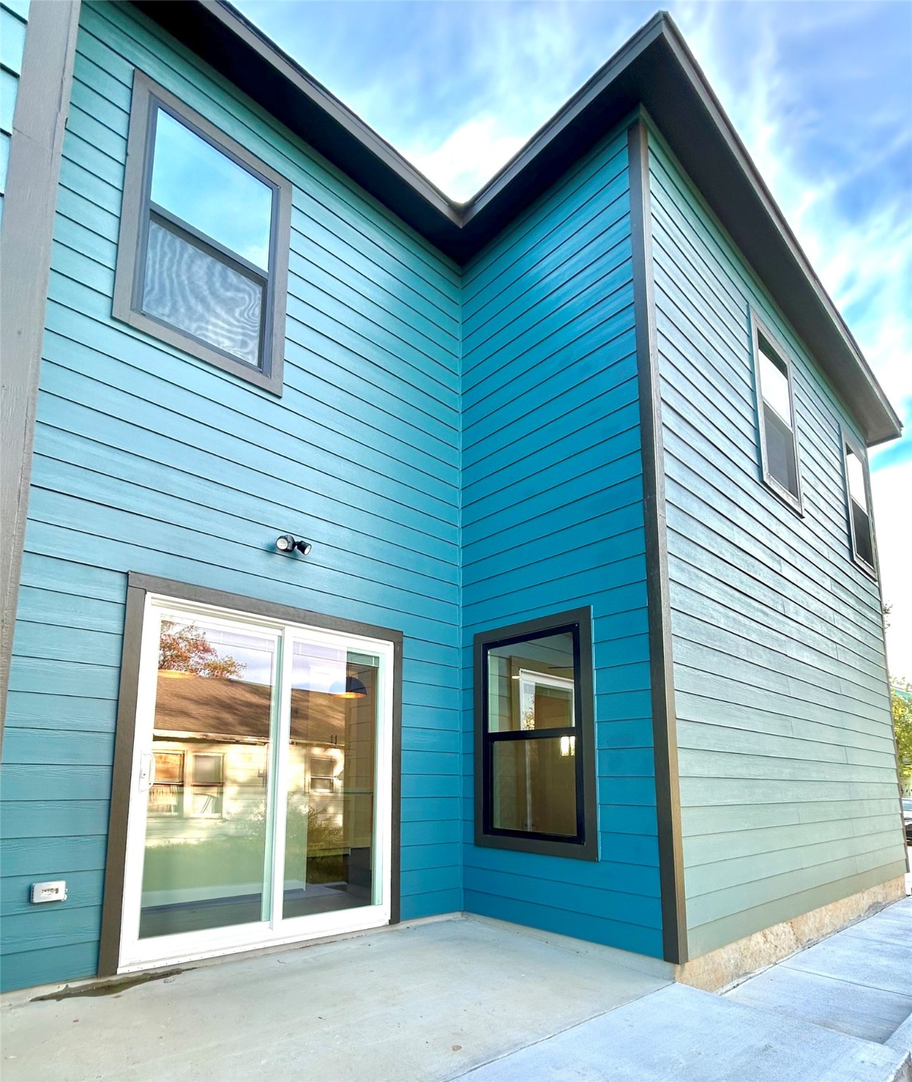 125 4th Street San Leon, TX 77539 - Photo 10 of 40 a front view of a house