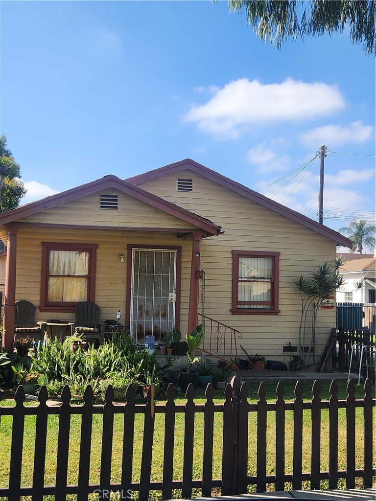 a front view of house and yard