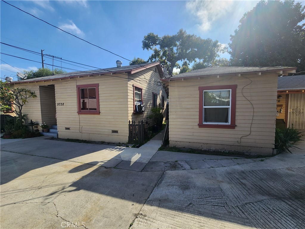 9724 Walnut Street Bellflower, CA 90706 - Photo 3 of 4 a backyard of a house