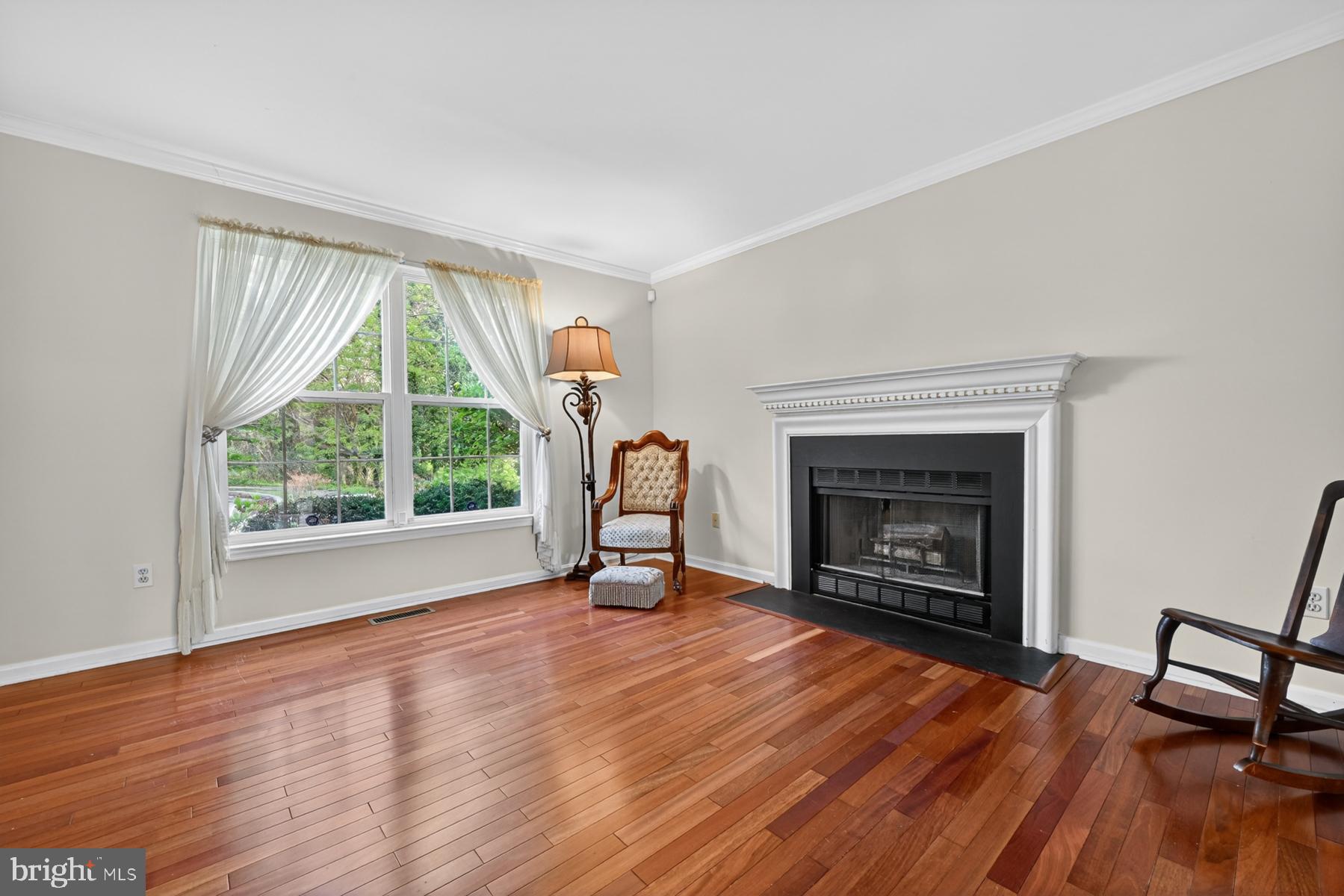 111 Janwall Street Annapolis, MD 21403 - Photo 5 of 50 Large sunny livingroom, hardwood floors!