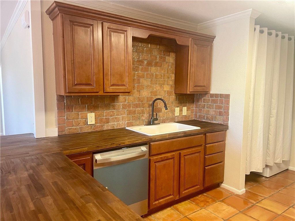 7879 Chestnut Road Beeville, TX 78102 - Photo 12 of 40