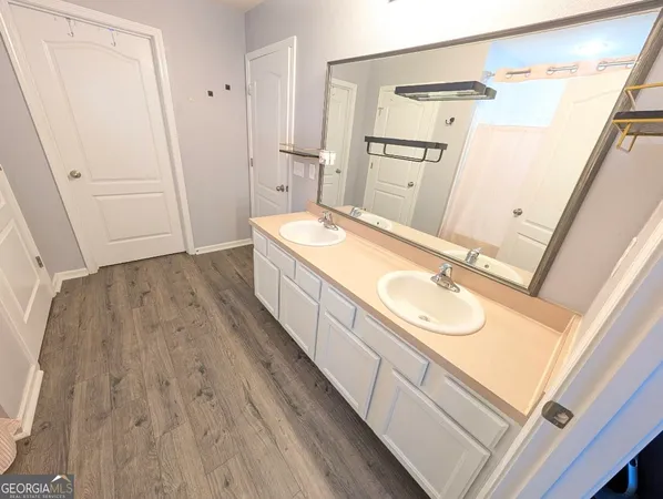 a view of a yard in front of house