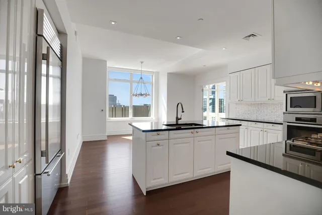 $2,999,995 | 130 South 18th Street, Unit 2801, Philadelphia, PA 19103