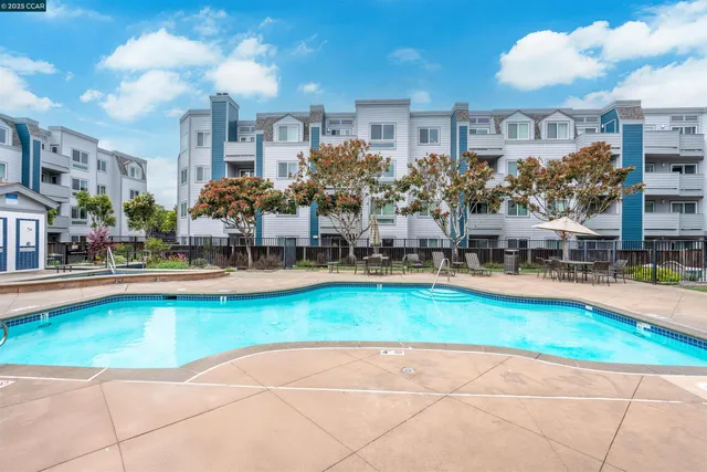 $375,000 | 6400 Christie Avenue, Unit 5303, Emeryville, CA 94608