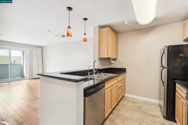 $375,000 | 6400 Christie Avenue, Unit 5303, Emeryville, CA 94608