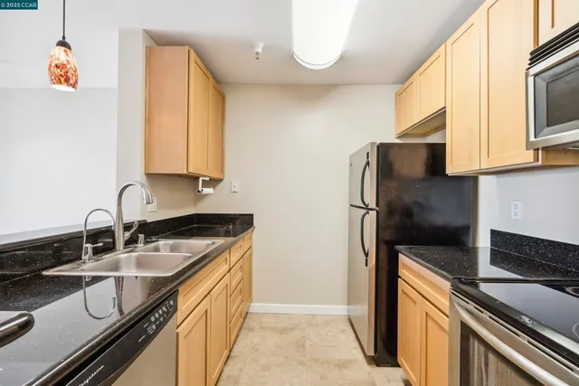 $375,000 | 6400 Christie Avenue, Unit 5303, Emeryville, CA 94608