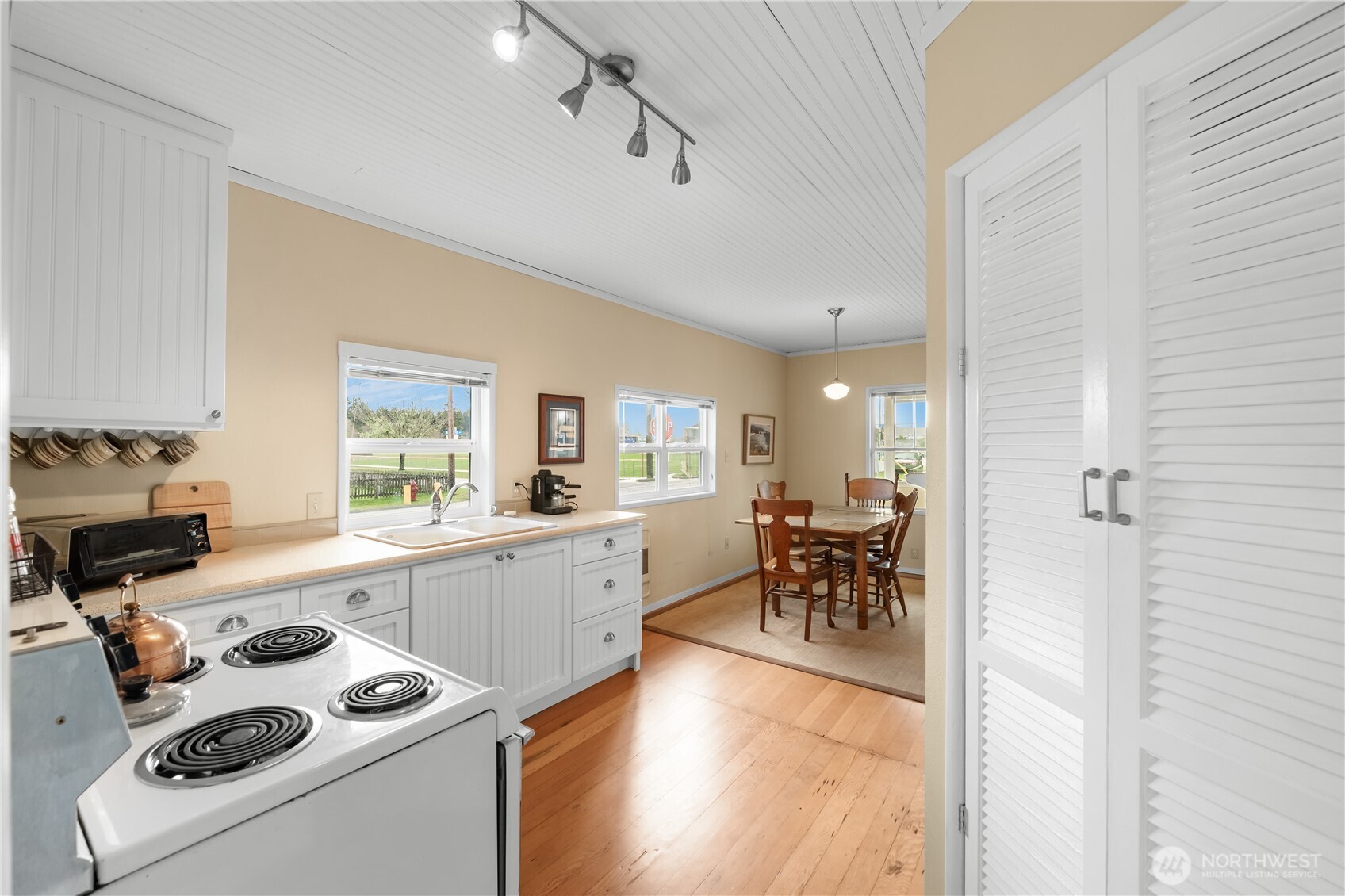 212 2nd Street Northeast Long Beach, WA 98631 - Photo 12 of 33 a kitchen that has a table and chairs in it